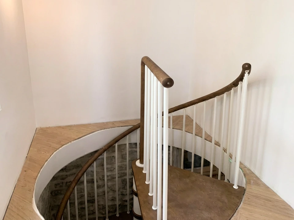 Escalier métallique moderne à structure ouverte dans un environnement industriel contemporain