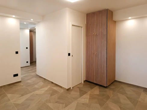 Bel appartement de luxe rénové dans un immeuble d'appartements avec salle de bain, cuisine neuve, nouveaux étages, balcon bien meublé