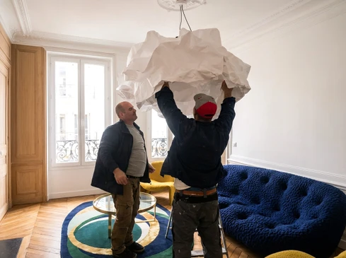 Électricien professionnel installant un interrupteur mural dans un intérieur résidentiel
