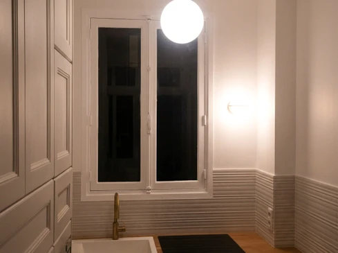Intérieur résidentiel présentant deux portes d'entrée blindées côte à côte